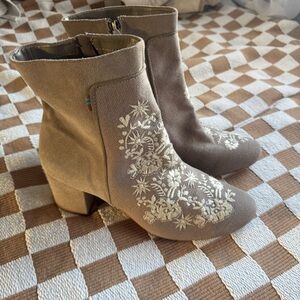 TOMS beige suede white embroidered flower heeled booties
